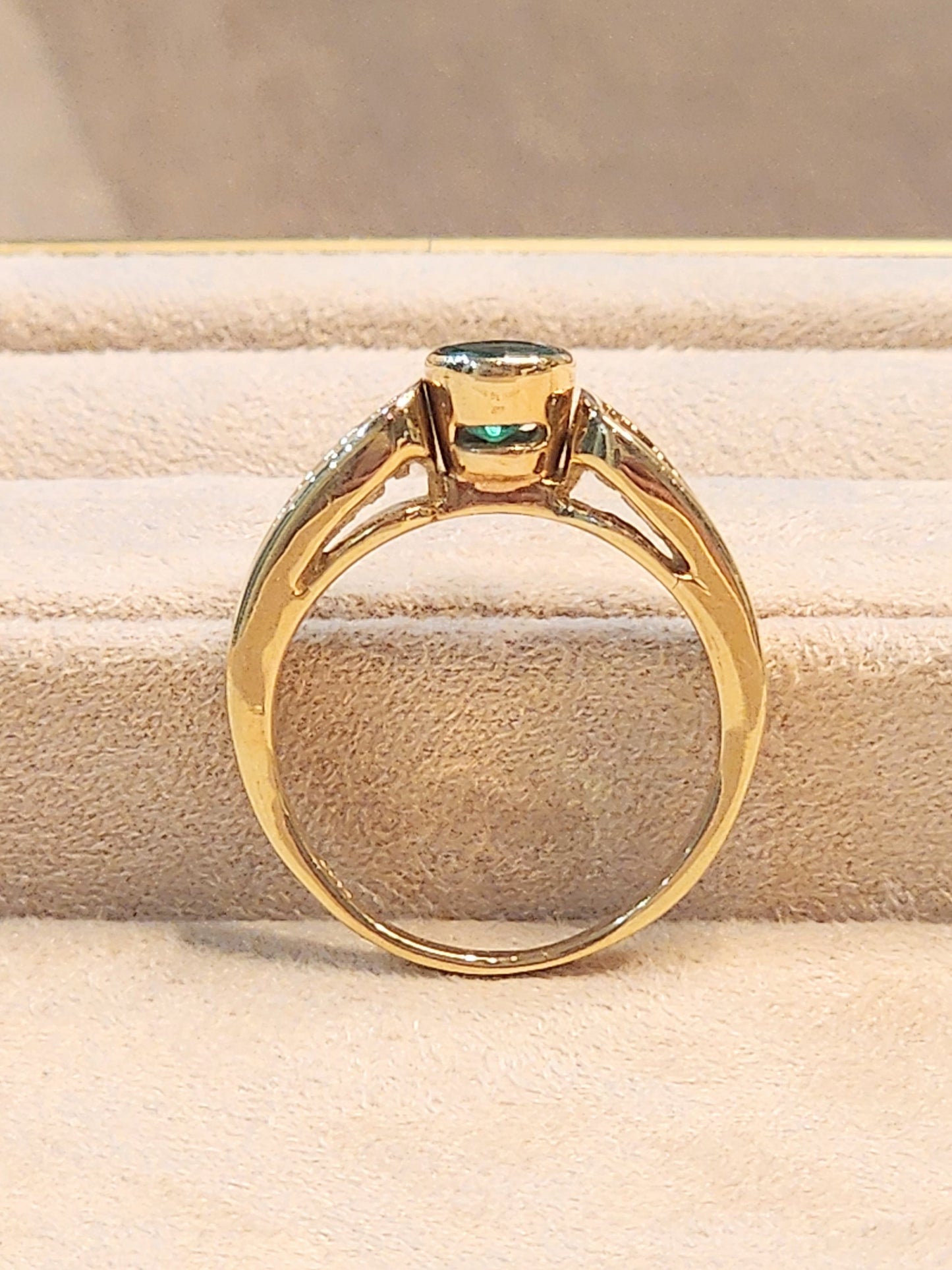 Beautiful Emerald and Diamond Ring in 18KYG