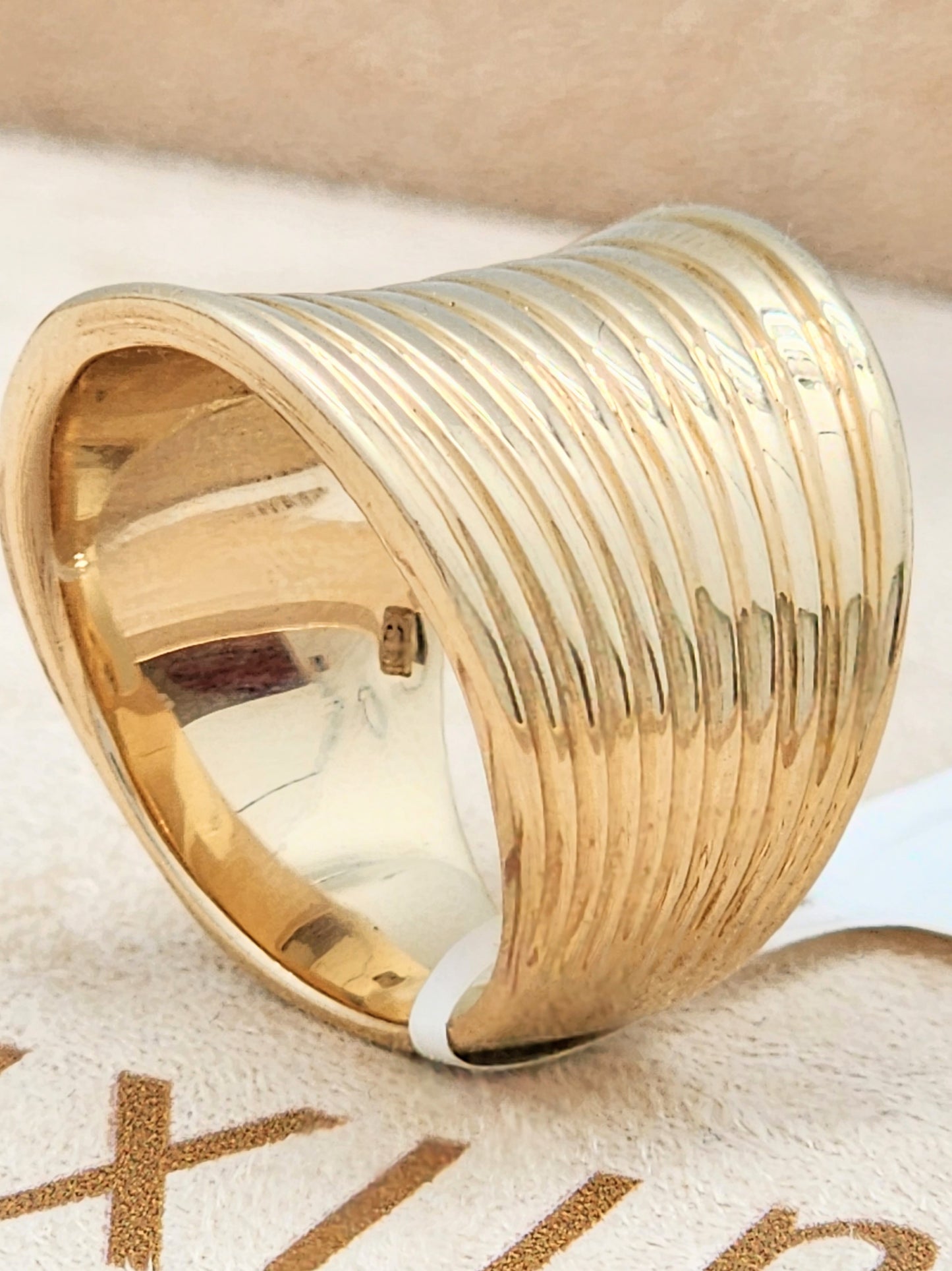 18mm WIDE BAND RING with RIBBED DESIGN in 14KYG!!!