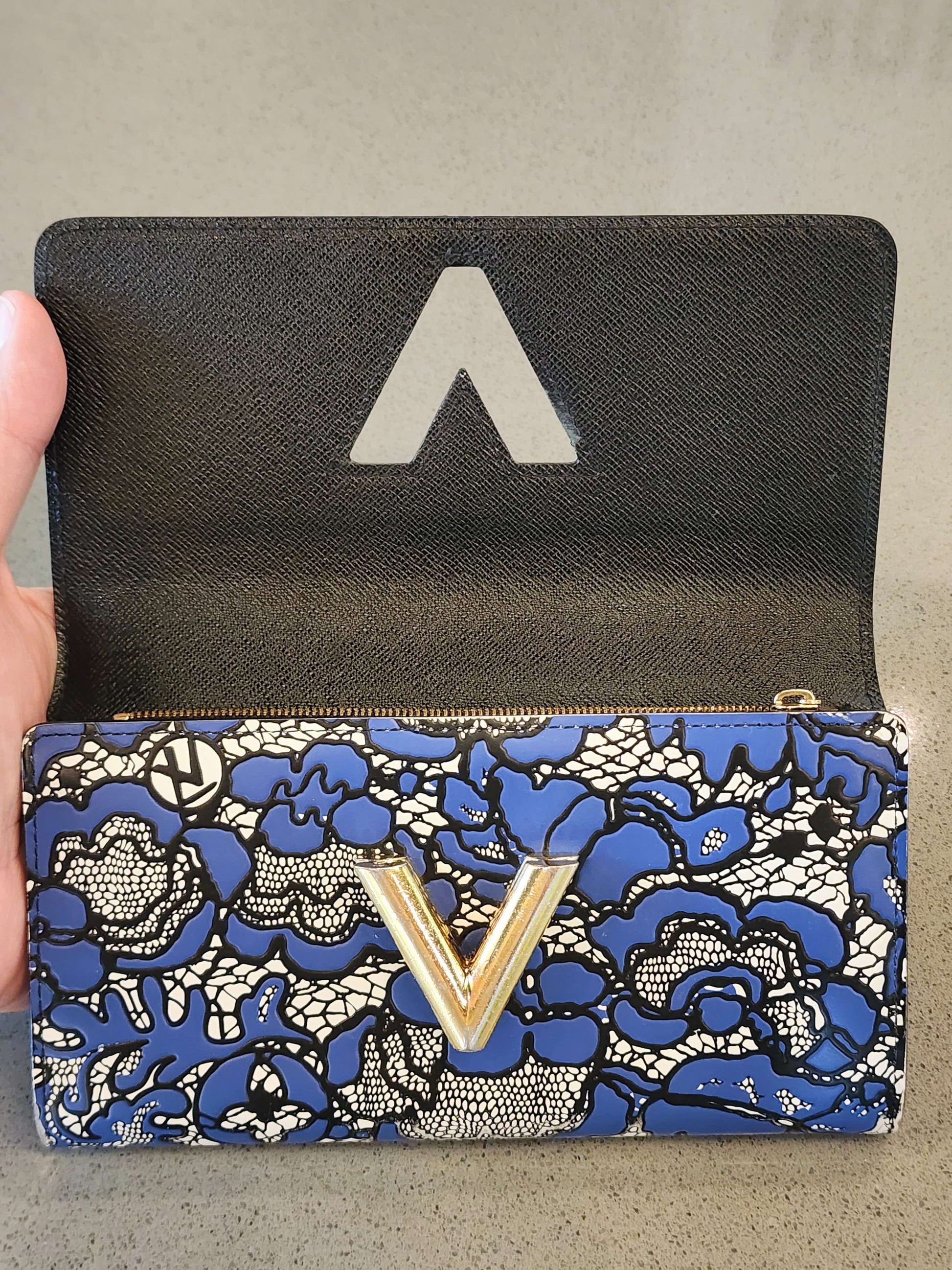 LOUIS VUITTON Twist Blue & White Flower Lace Embossed Long Wallet RARE –  HOUSE of LUXURY @ Haile
