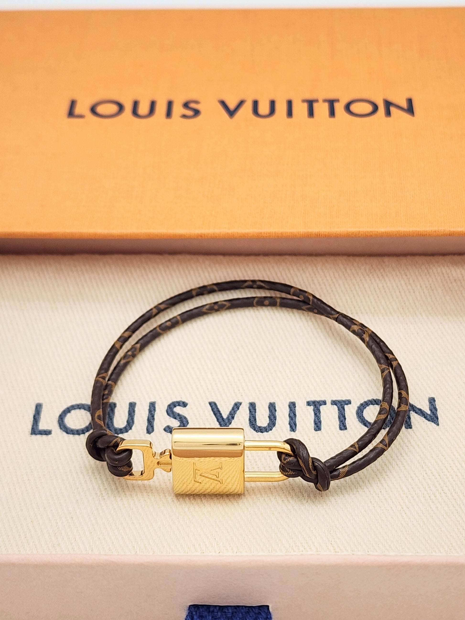 Louis Vuitton® LV Padlock Bracelet Green. Size 17