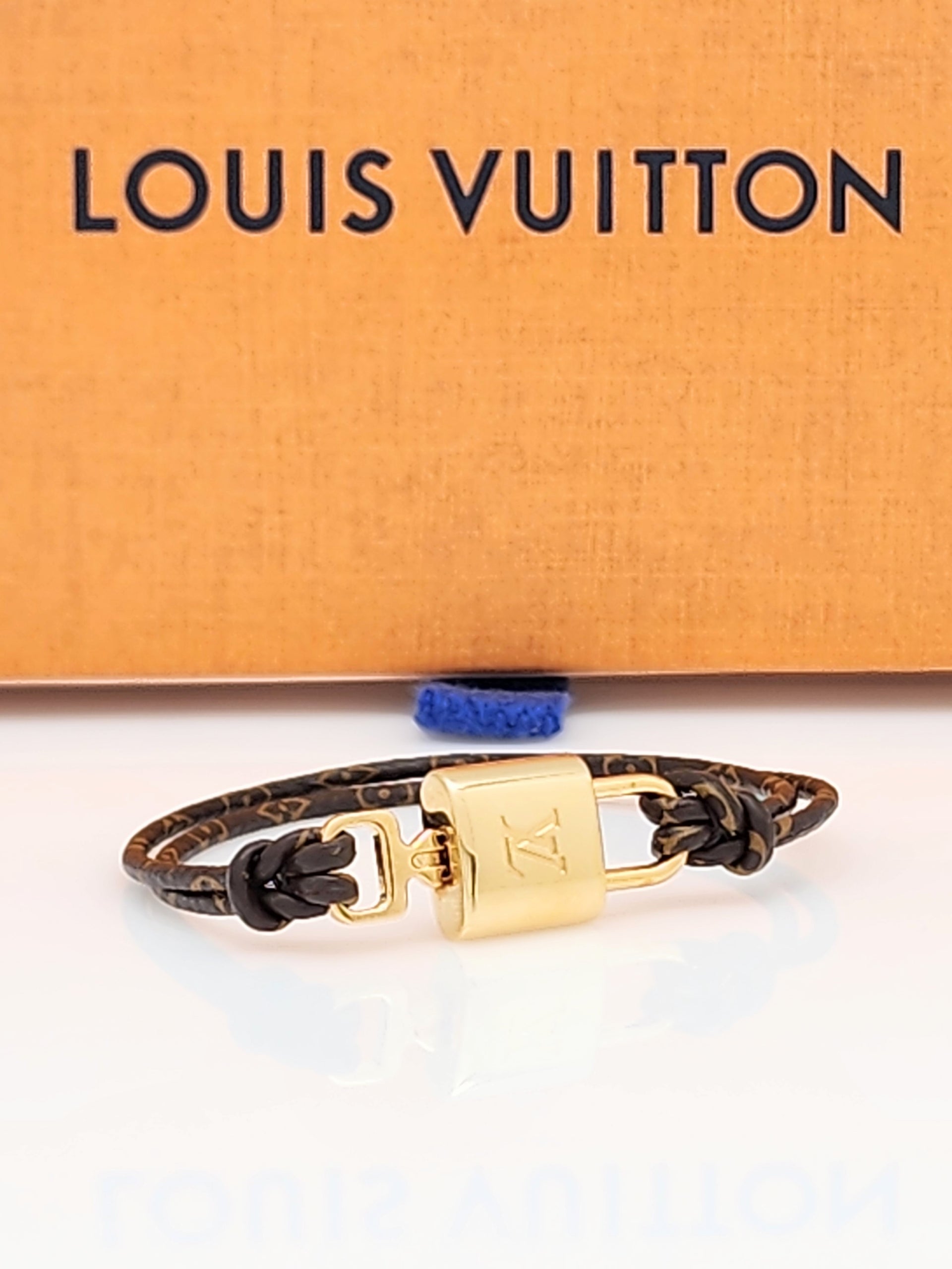 Louis Vuitton LV Padlock Bracelet Green Leather. Size 17